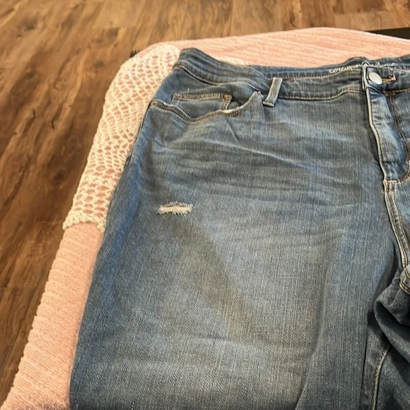 Woman’s medium washed distressed Jeans by universal Thread.  NWT size 20W - Picture 3 of 9